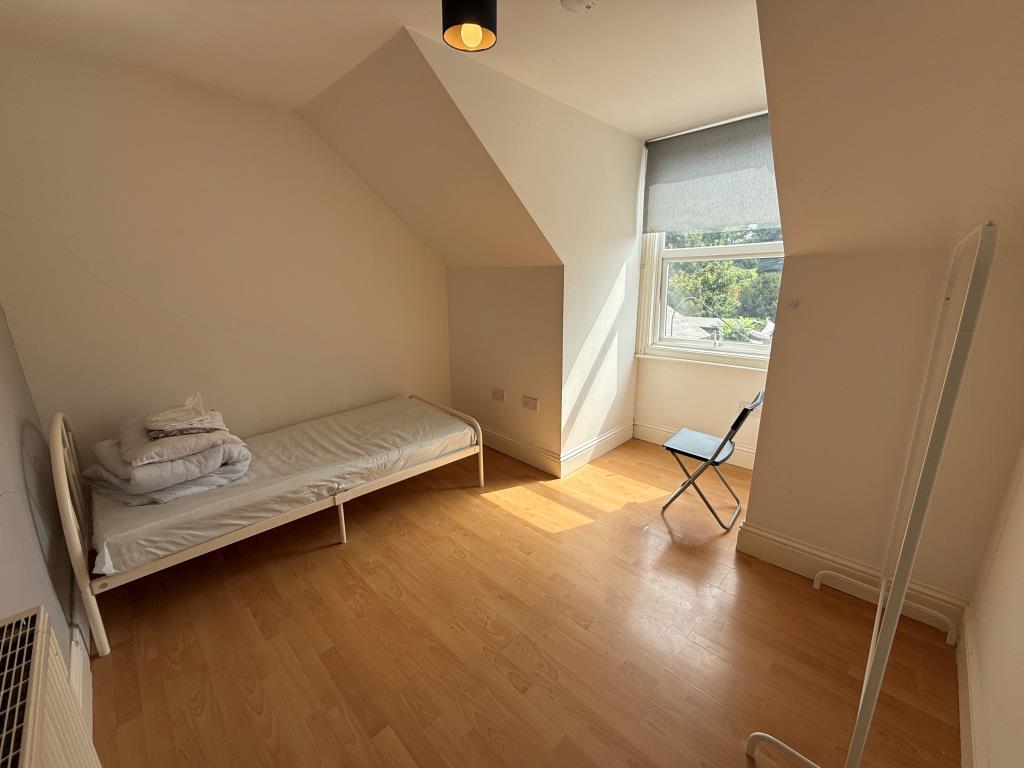 Lot: 154 - SEVEN-BEDROOM HOUSE OF MULTIPLE OCCUPATION - Bedroom six